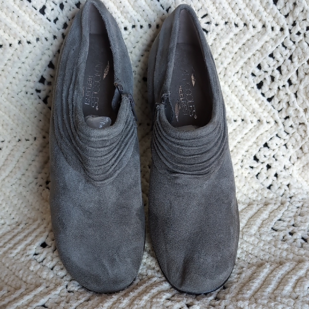 AEROSOLES Gray Suede Flats